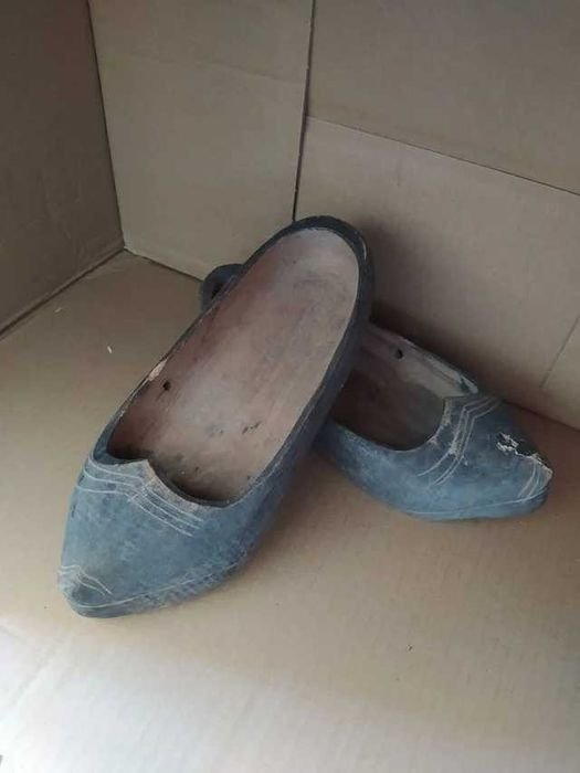Sapatos Antigos de Madeira