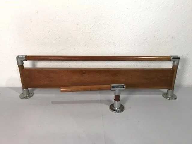 Itens de WC . Prateleira e toalheiro