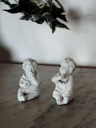 Figuras em Porcelana Biscuit - 2 Meninos Sentados