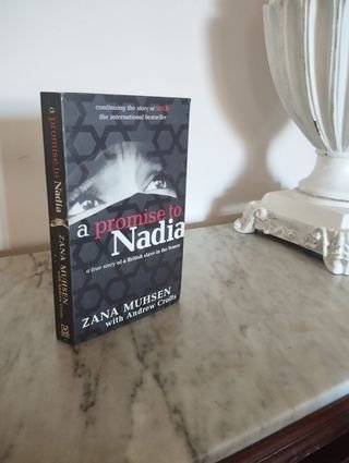 Livro "A Promise to Nadia" Zana Muhsen