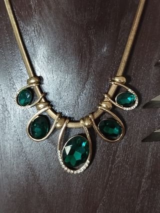 Colar Dourado com Pedras Verde Marinho