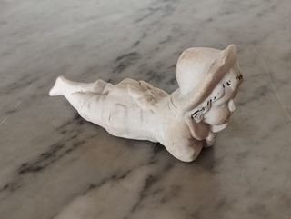 Figura em Porcelana Biscuit - Menina Deitada